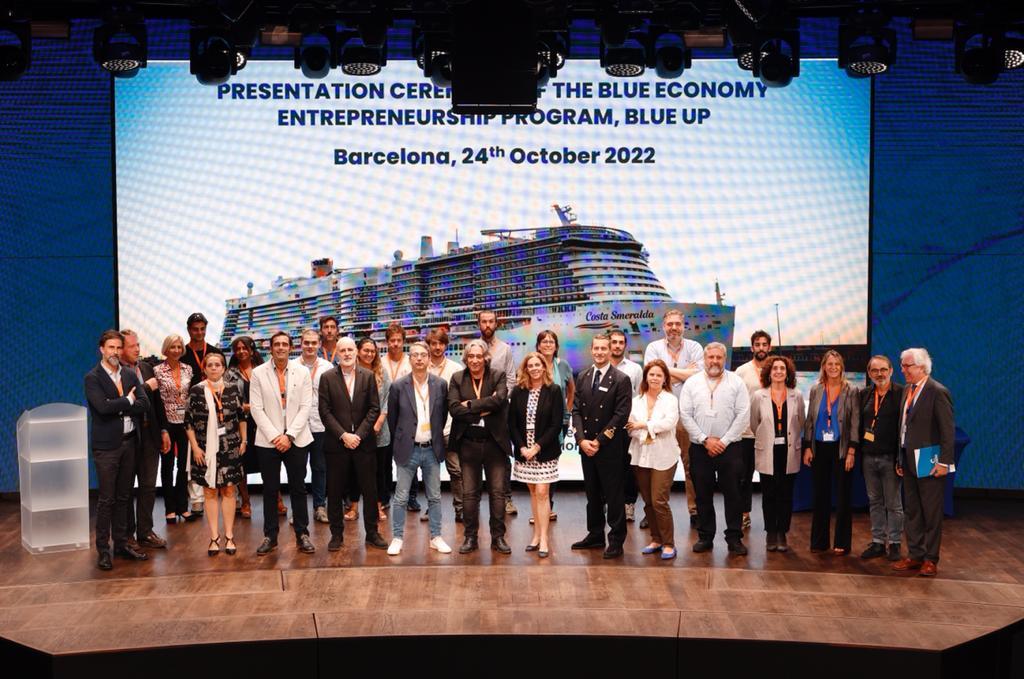 Foto de la família amb les start-ups que participaran al programa Blue-up