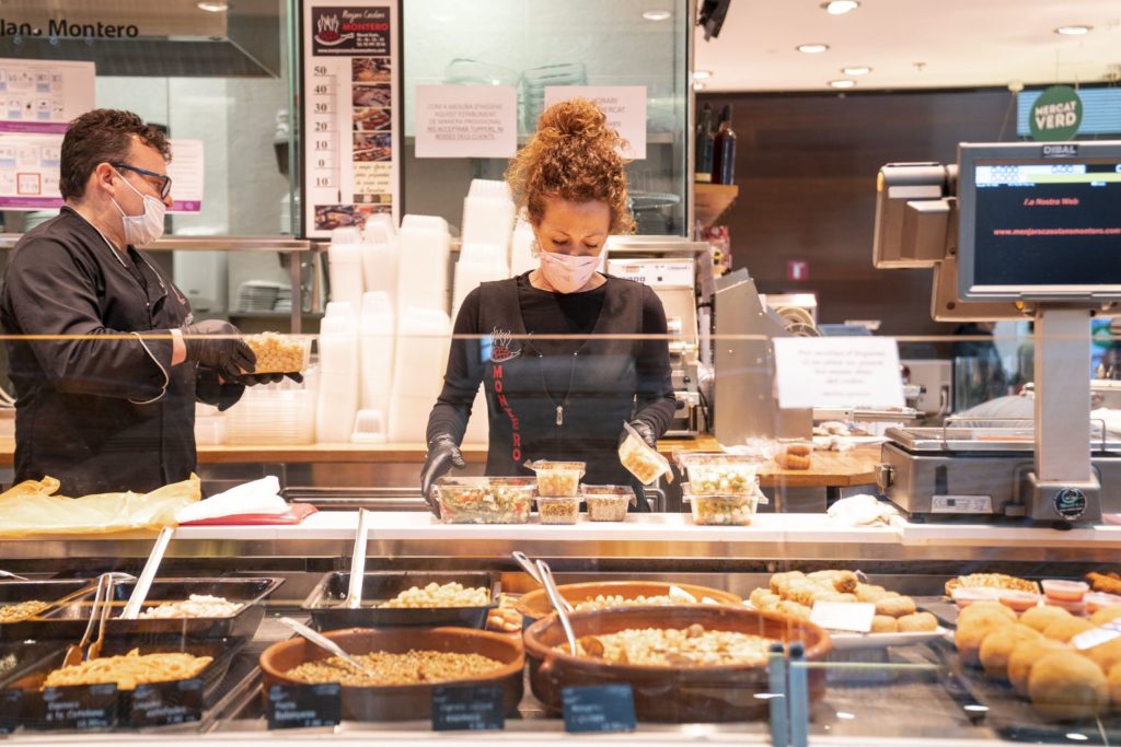 Una dependenta d'una botiga alimentària en un mercat