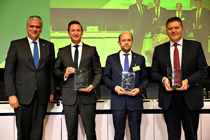 Family photo during the award ceremony of the European Entrepreneurial Region prize.