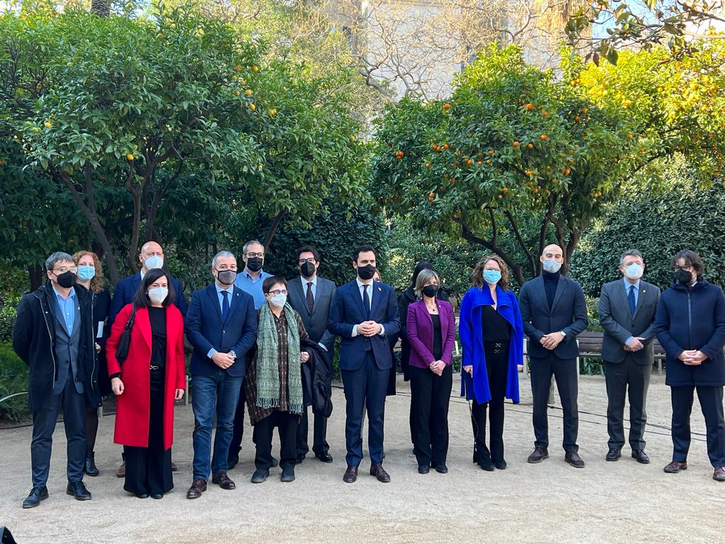 Foto de família del la signatura del conveni per l'adhesió a la Finestreta Única Empresarial (FUE)