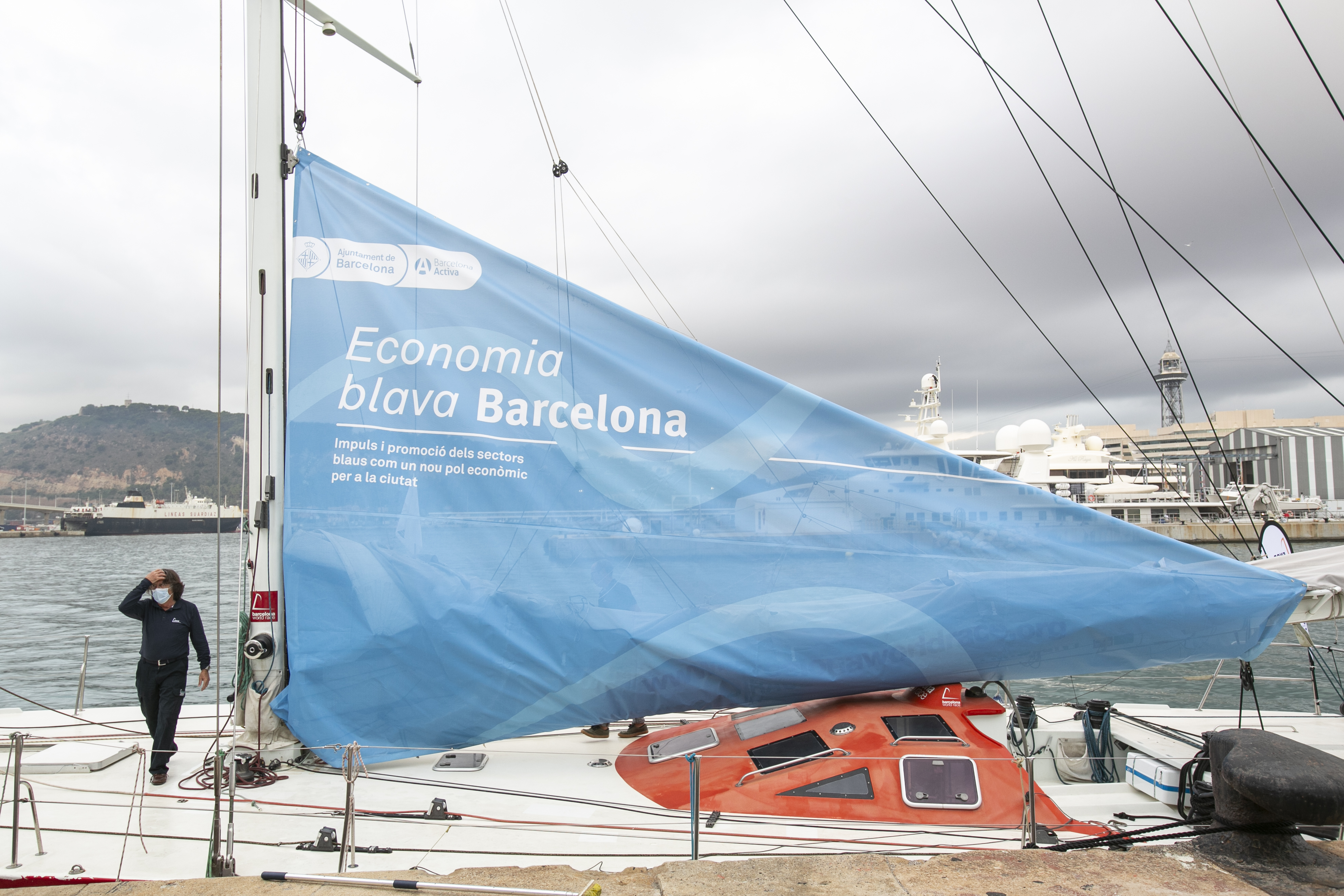 Un vaixell amb una vela amb l'objectiu de Barcelona de potenciar l'Economia Blava