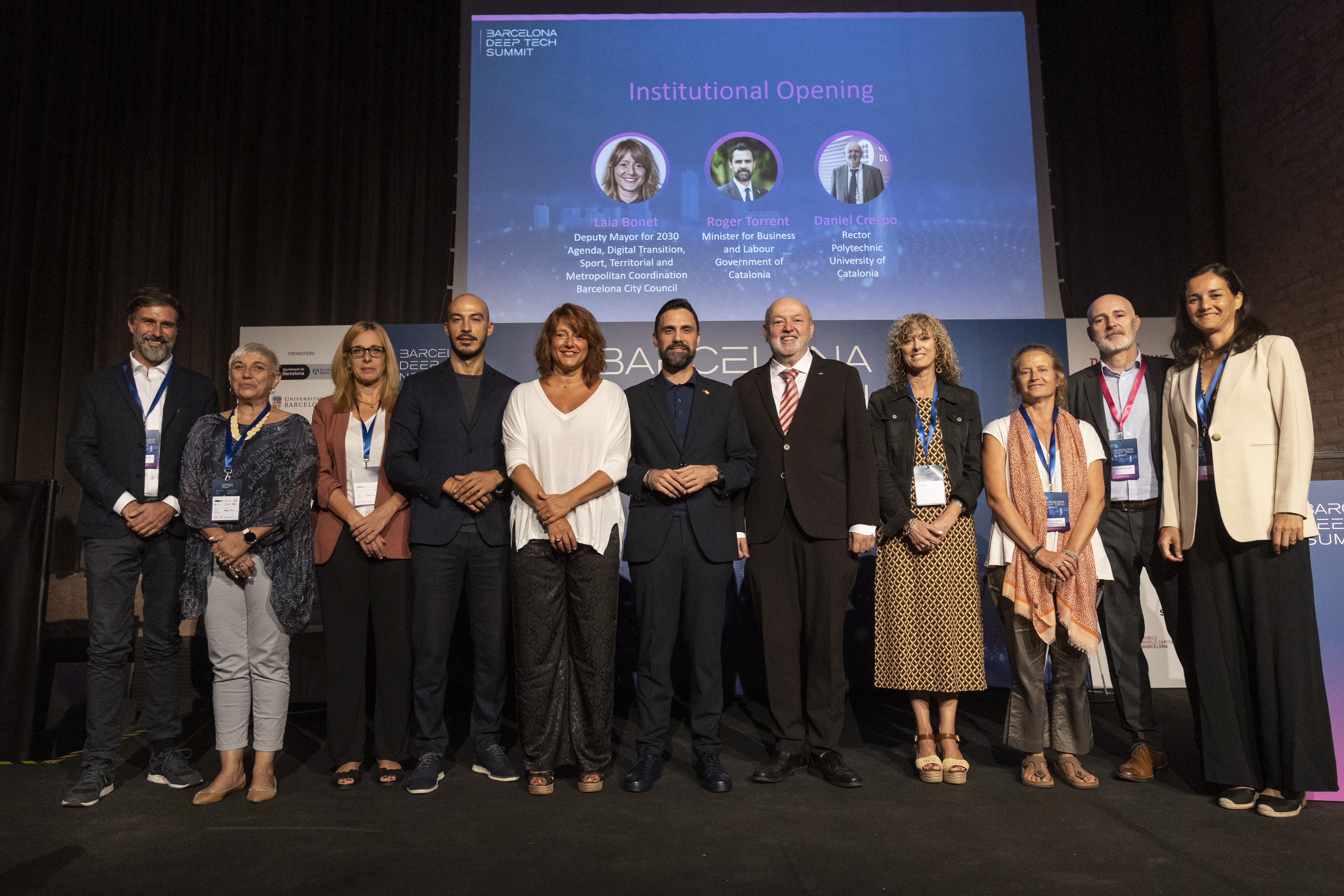 Family photo after the presentation of the 'Barcelona Deep Tech Summit'.