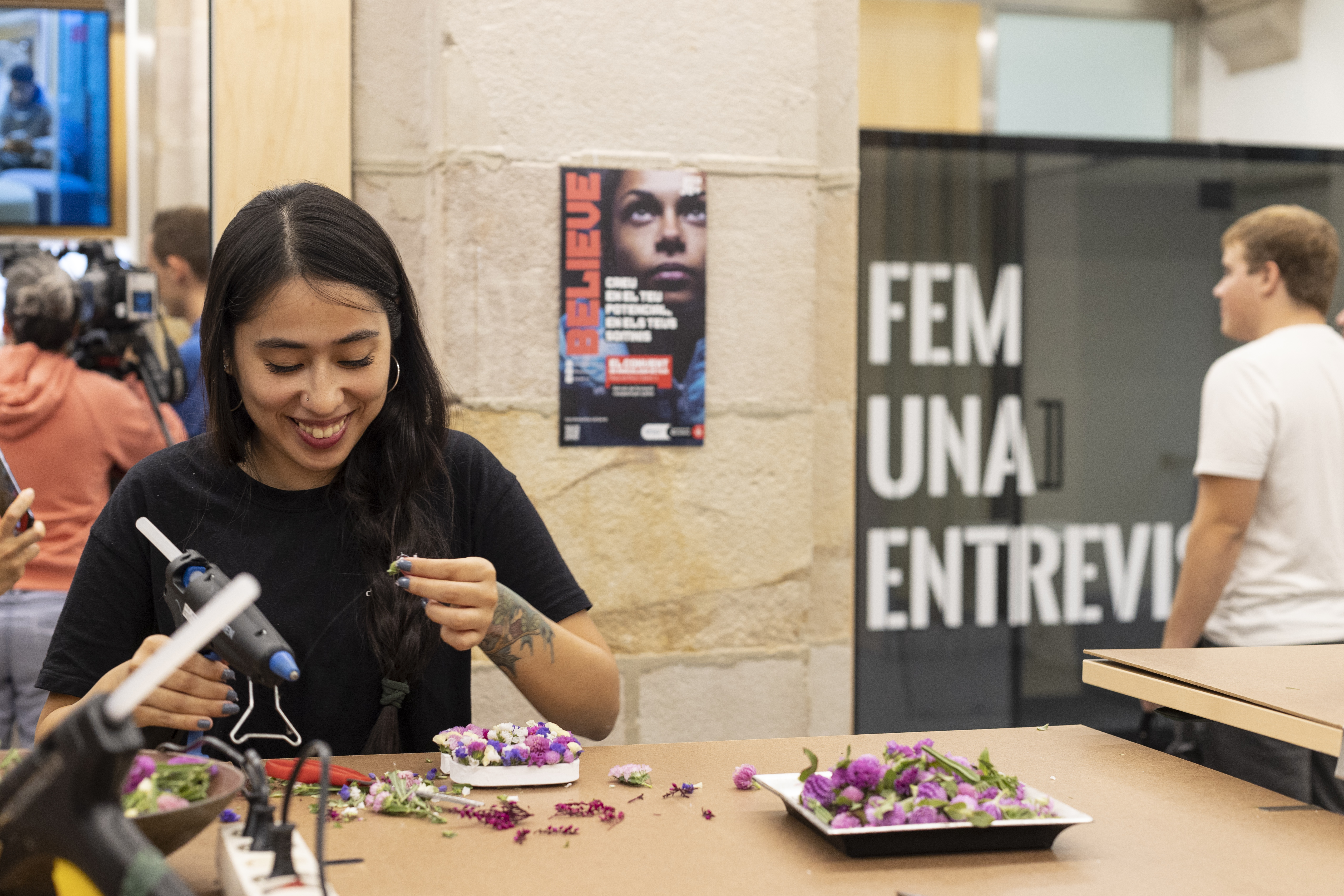 Una de les actividades durante la inauguración fue el taller floral.