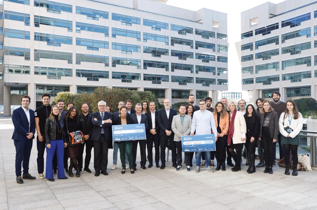 Fotografia de tots els i les participants de l'acte de cloenda i entrega de premis del programa.