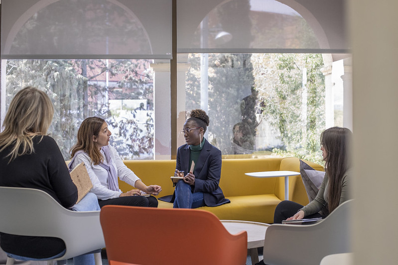 Els programes d’activitats ofereixen serveis i recursos específics per al teixit d’empreses cooperatives i entitats que treballen per a construir una economia lligada a la comunitat.