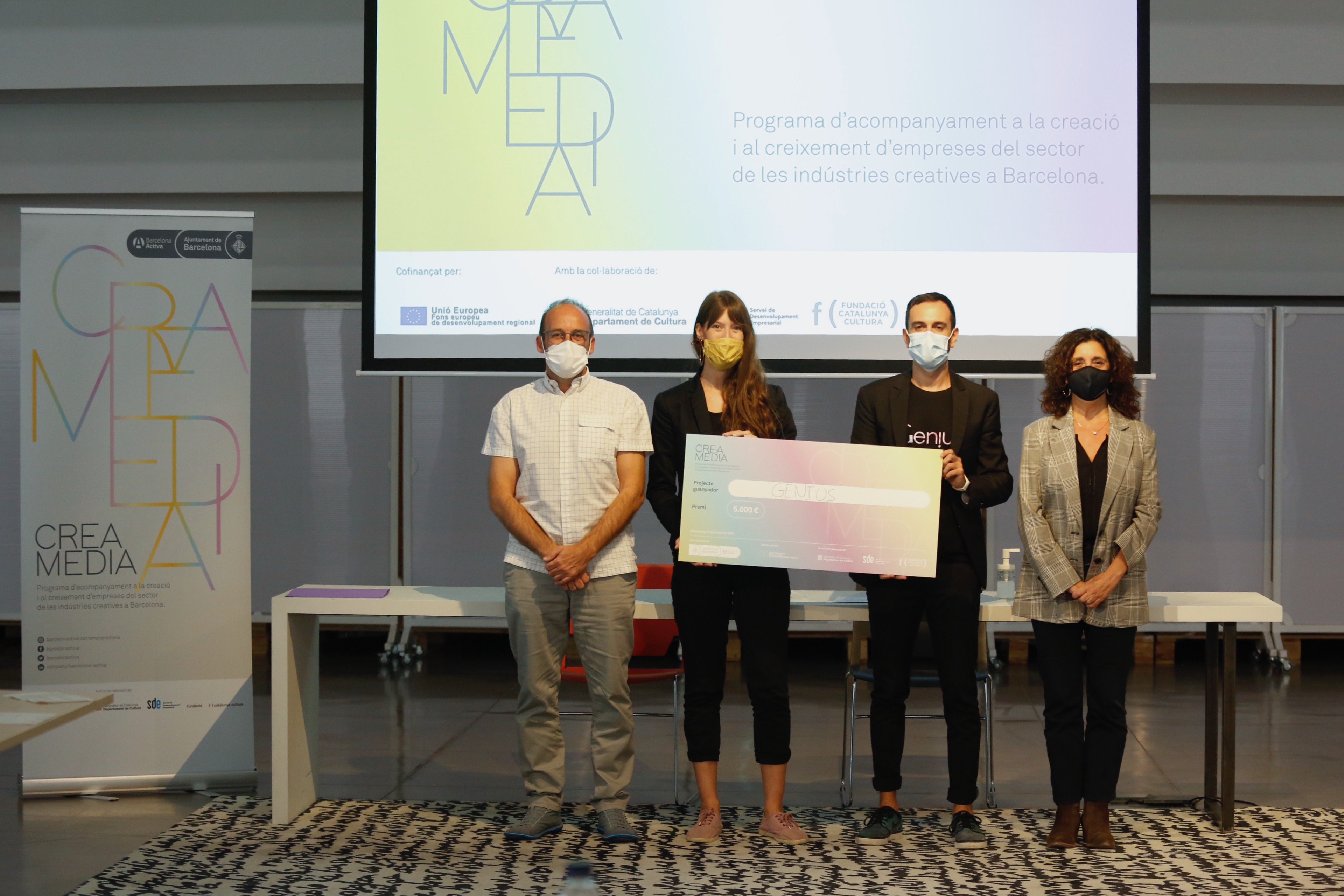 Laia Tremosa i Víctor Calzas, impulsors de Genius, reben el premi que els acredita com a projecte guanyador del programa CREAmedia