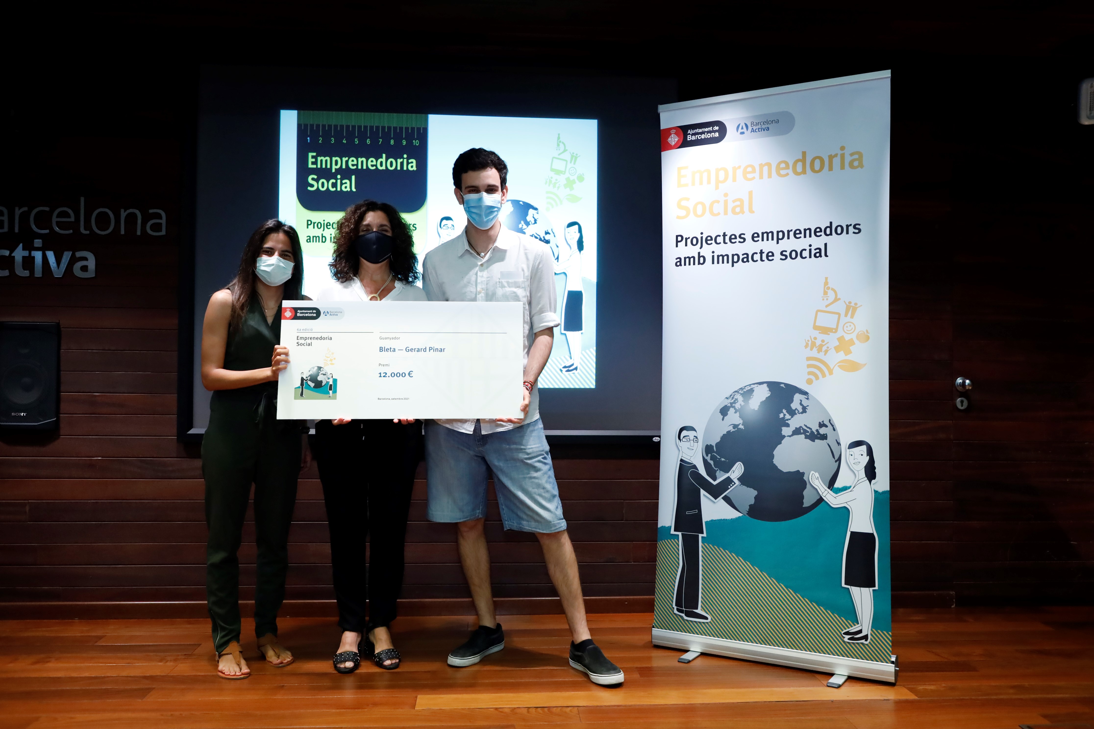 Bleta recibiendo el premio del programa de Emprenedoria Social
