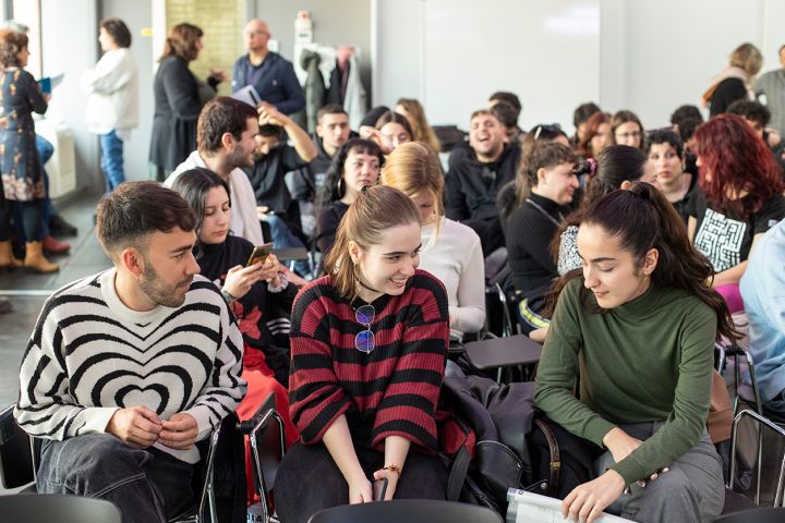 Barcelona Activa posa en marxa noves activitats i iniciatives per a la millora laboral i la professionalització dels i les joves