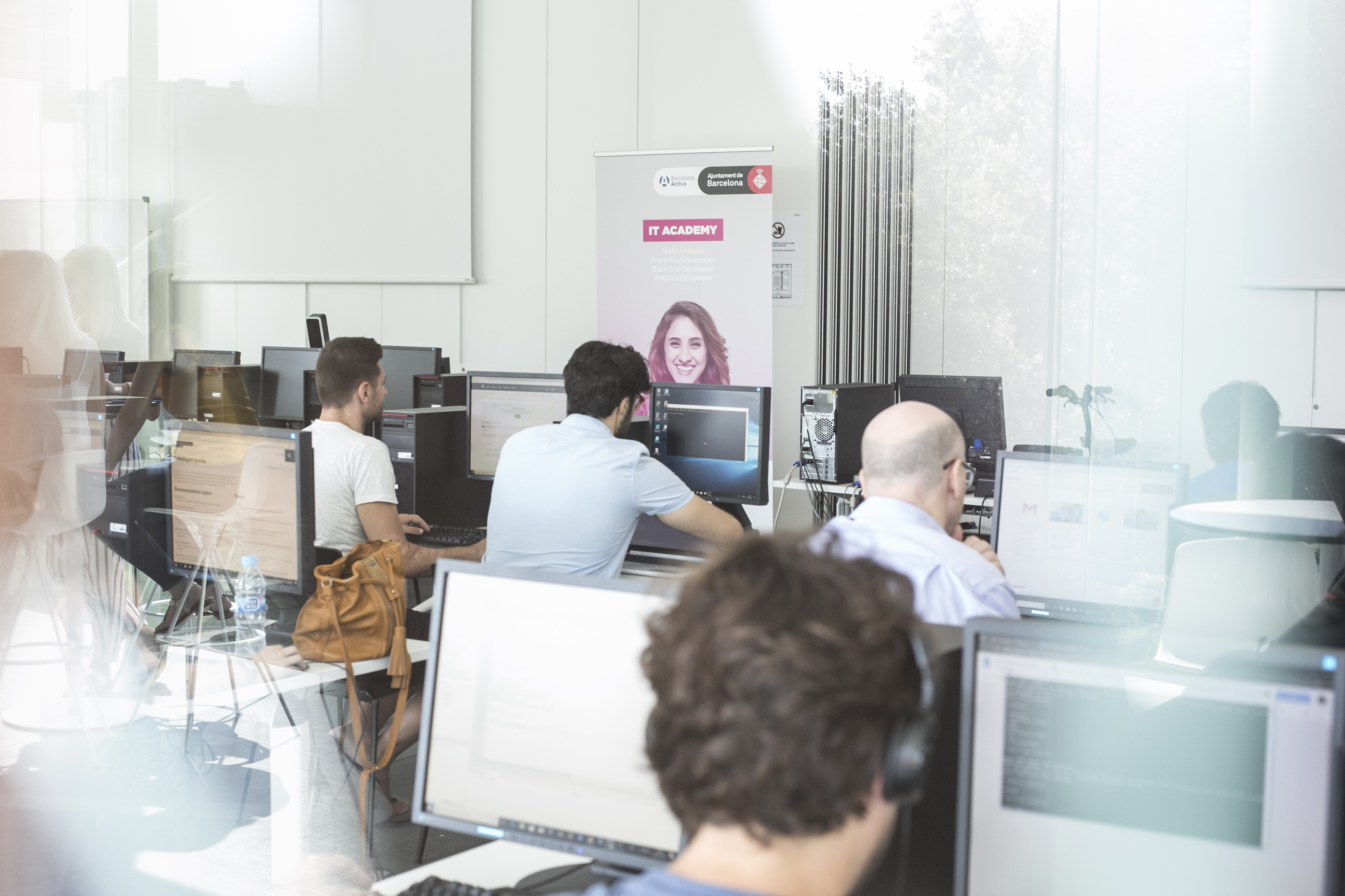 L'agenda d’activitats ofereix sessions per millorar en els processos de selecció, automatitzar tasques en el món laboral i aprendre a fer un bon ús de la IA