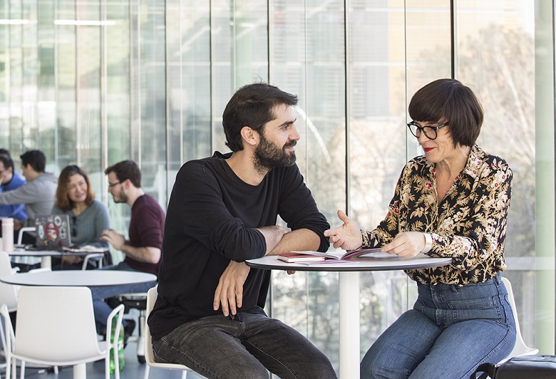 Barcelona Activa busca persones mentores que vulguin participar en la nova edició del programa per ajudar a les persones majors de 50 anys a trobar feina 