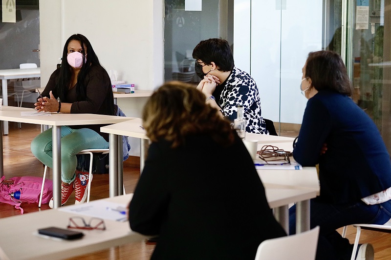 La alcaldesa de Barcelona, Ada Colau, ha visitado el equipamiento InnoBA para conocer este proyecto de inserción laboral dirigido a personas trans